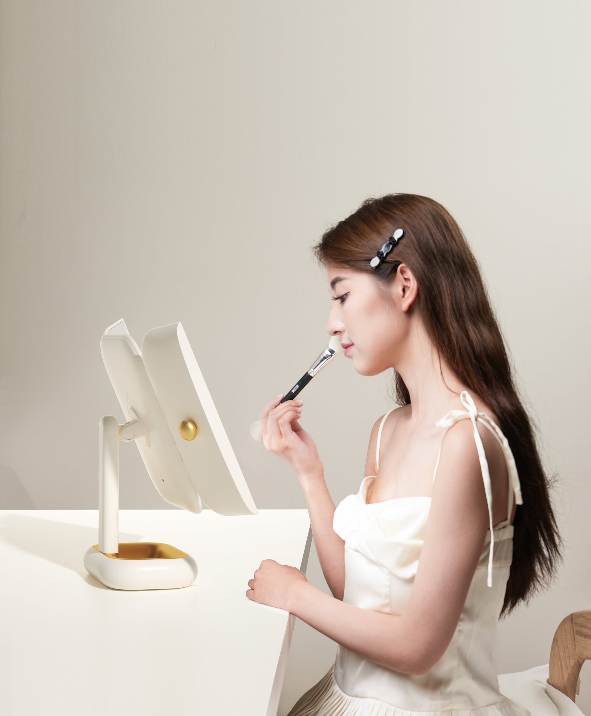 DOCO LAB Battery capacity: 2500mAh, middle mirror lamp bead three-color temperature, one-button touch control, long press stepless dimming, with a 2x mirror, a 5x mirror,